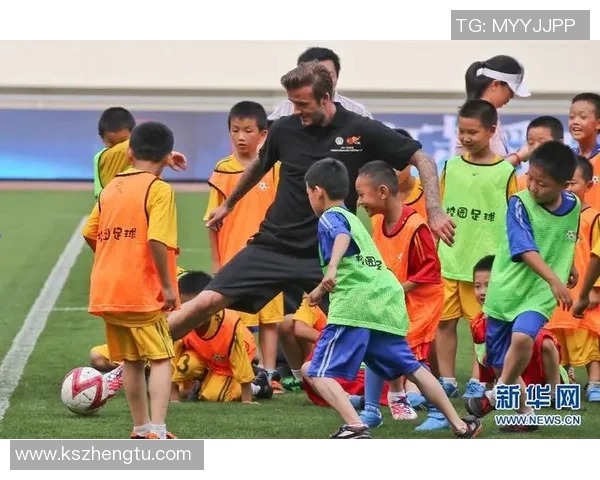 两个小孩在公园里选足球明星一起踢球的快乐时光与友谊故事